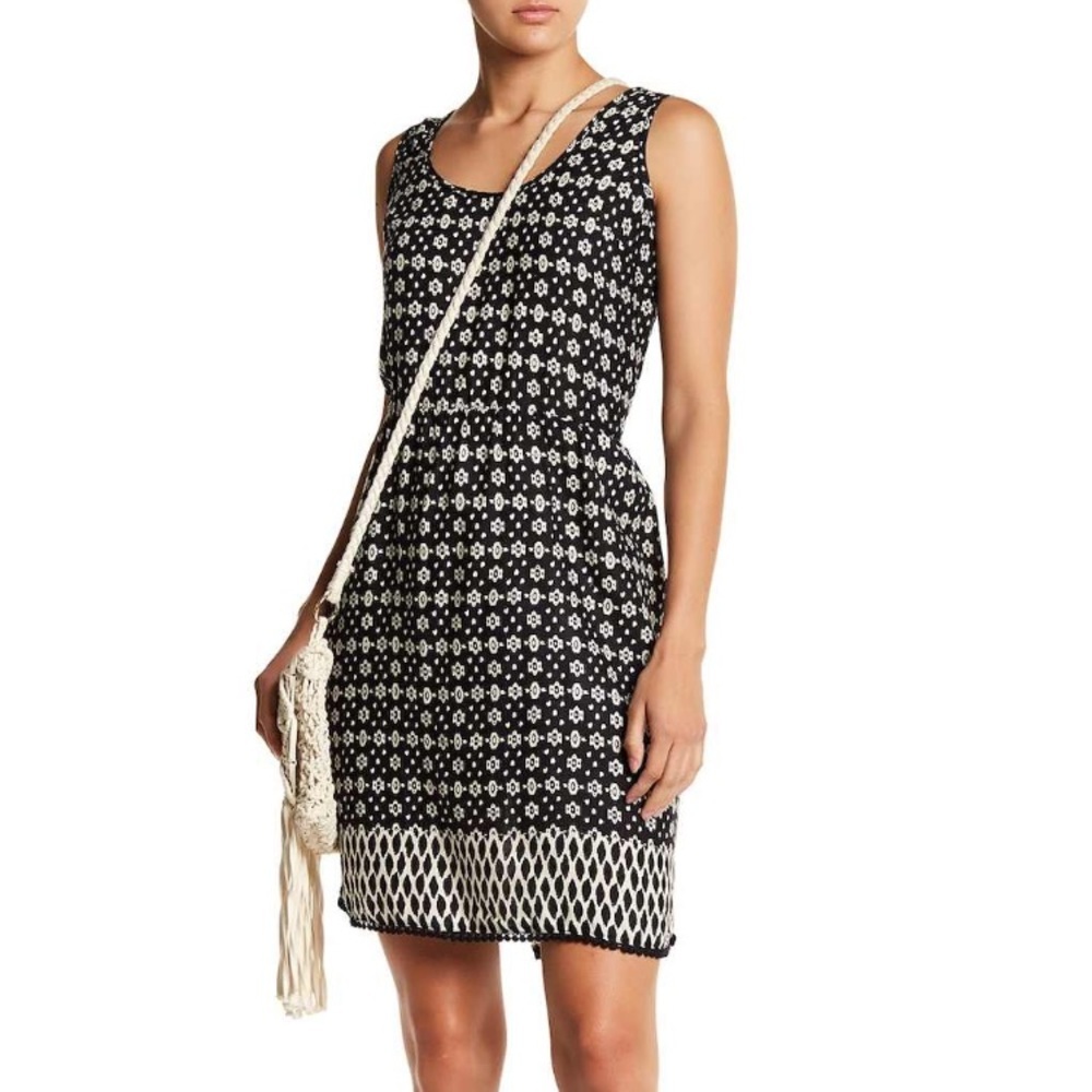 Cute‎ black and white printed dress